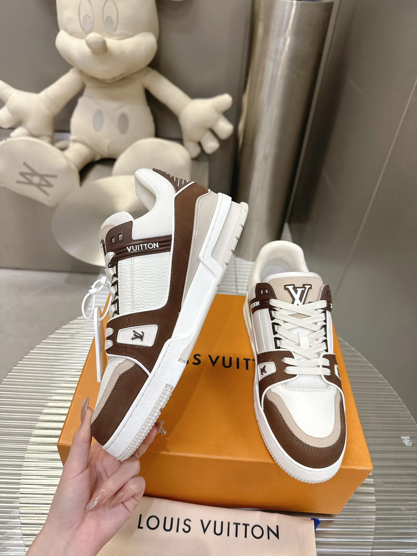 👟👟Ex-factory price 840👟👟The highest version on the Internet⚠️Feel free to compare! 2021🔥New model, purchase quality LV~Louis Vuitton by Virgin Abloh’s best-looking sneakers, Donkey Brand strongly recommends new products, official website limited edition retro basketball sneakers! Both high and low tops cost money to purchase 1:1 accurate replicas of the originals. The details are invincible, full of sincerity, imported custom-made original cowhide, the original package method is the same, the details are 100% restored, and the private model customized the original one-piece T👟👟factory price U outsole, which is different from other brands. Without the original version, this effect cannot be achieved! 35-45 (46 is custom-made and non-refundable) Some colors are available in women’s styles